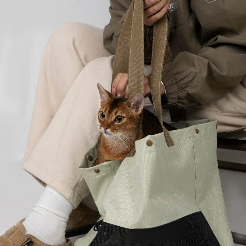 Bolsa de transporte com ventilação e abertura para a cabeça do gato